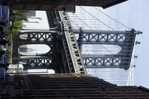 灰色电缆桥，人，人，建筑，汽车，车辆，汽车，运输