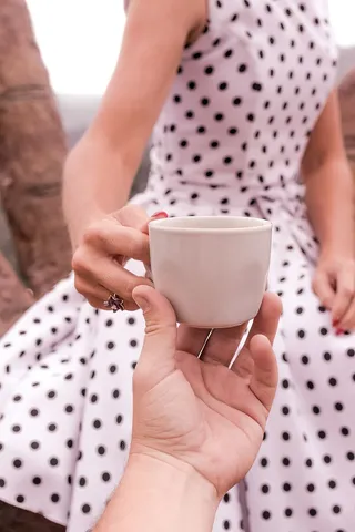 拿着白色陶瓷杯的人