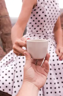 拿着白色陶瓷杯的人 拿着白色陶瓷杯的人