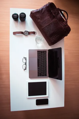 桌上有苹果Macbook Pro、iPad和iPhone