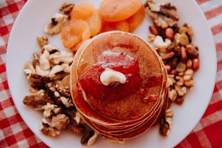 白盘子上的煎饼