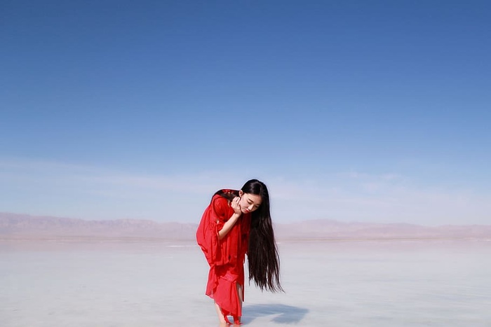 盐湖上的女人