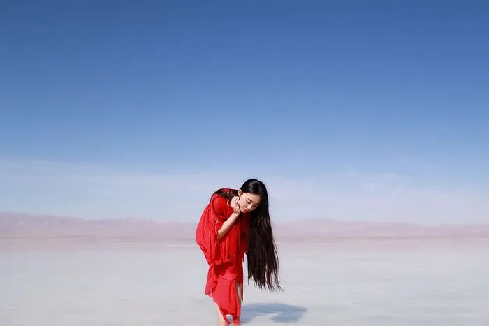 盐湖上的女人