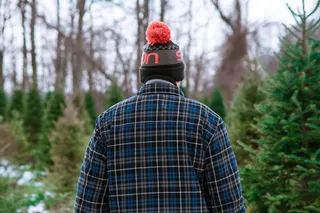 在树木附近选择穿蓝色和黑色夹克的人