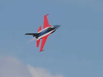 空中的蓝红色黑白喷气式飞机 空中的蓝红色黑白喷气式飞机