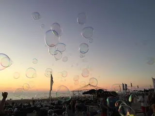 荷兰，赞德沃特，法沃大道16号，泡泡，天空，人群，一大群人，一群人