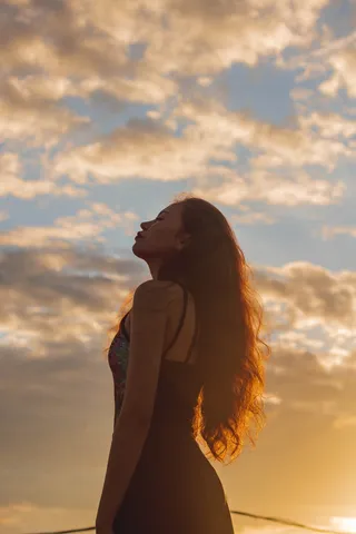 站着面向左侧的女性