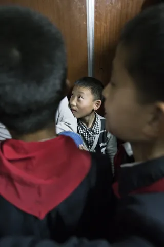 靠在墙边的男孩