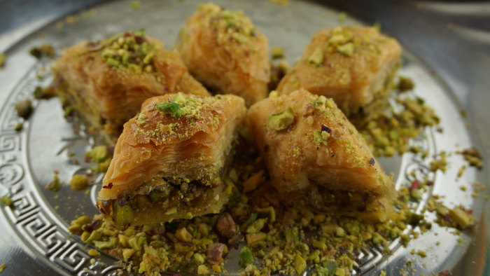 baklava配开心果、东方糕点、甜点、食品和饮料、食品、即食、新鲜度、盘子