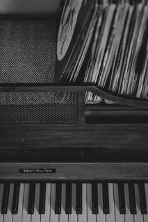 电子键盘的灰度摄影