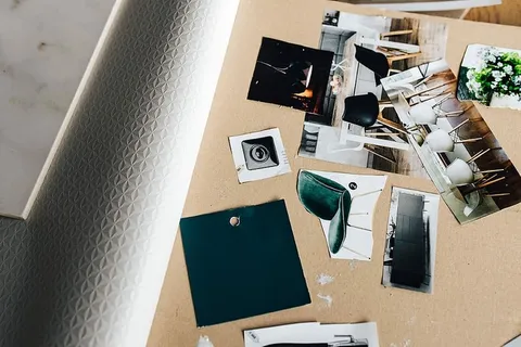 使用材料样品和剪纸的设计师