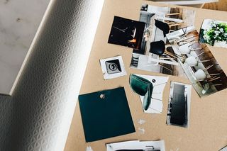 使用材料样品和剪纸的设计师