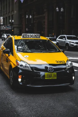 白天，丰田出租车在城市的道路上行驶