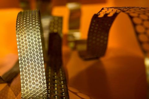 橙色背景上弯曲的金色金属