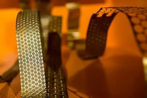 橙色背景上弯曲的金色金属