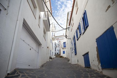 穿过小巷的一条狭窄的铺路石斜坡