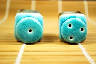 Teel Round 3孔盐瓶旁边的Teal Round 1孔胡椒瓶