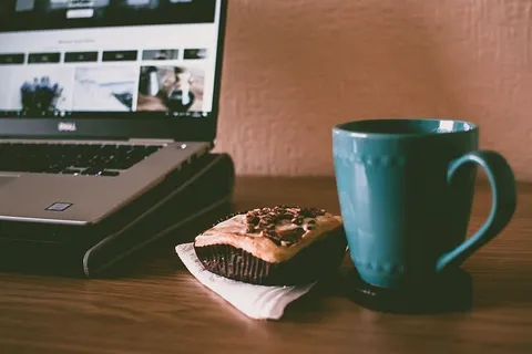 杯形蛋糕旁的蓝色陶瓷杯