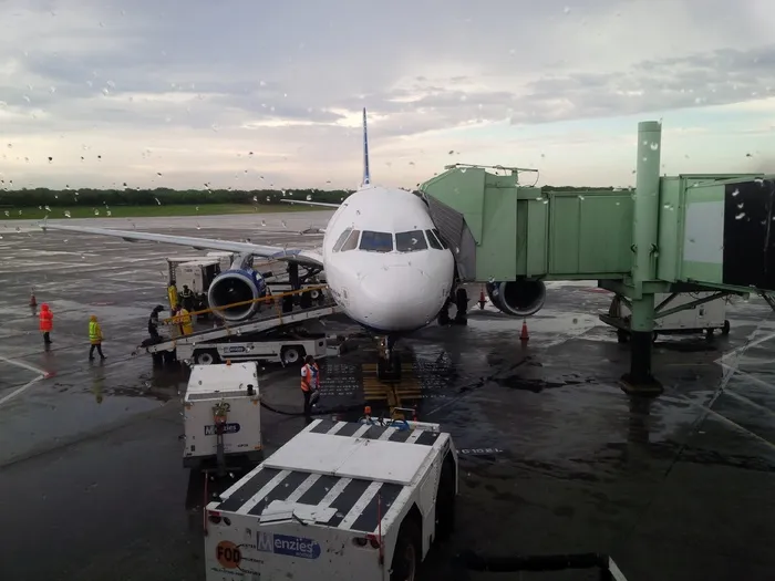 飞机、雨水、机场、客运、航空运输、运输、航空车辆、运输方式