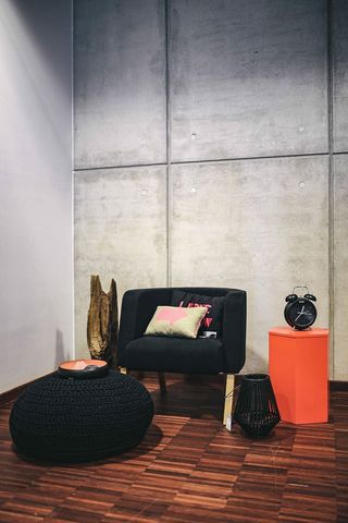 设计展览中布置的椅子和桌子的集合