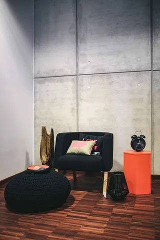 设计展览中布置的椅子和桌子的集合