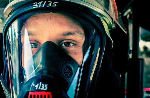 人员，佩戴，黑色，防毒面具，内部，房间，火灾，呼吸防护