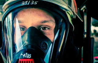 人员，佩戴，黑色，防毒面具，内部，房间，火灾，呼吸防护