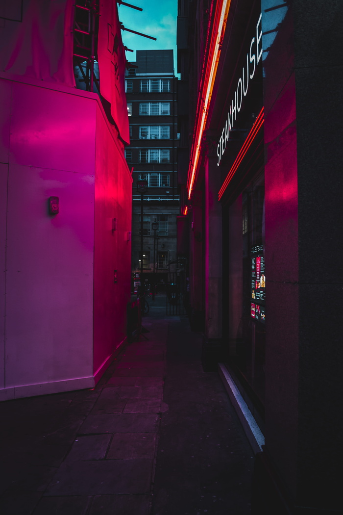 夜间狭窄的小路