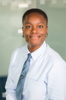 穿着白色马球长袖衬衫的女子