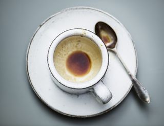 白色空杯子照片