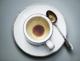 白色空杯子照片