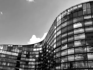 城市建筑灰度照片