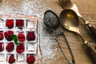 早餐华夫饼配新鲜覆盆子和糖粉