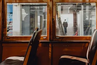 葡萄牙里斯本街头著名的复古黄色28有轨电车