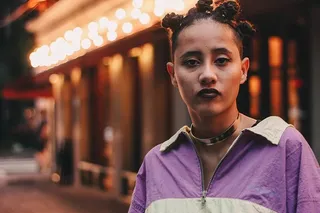 穿紫色上衣的女人