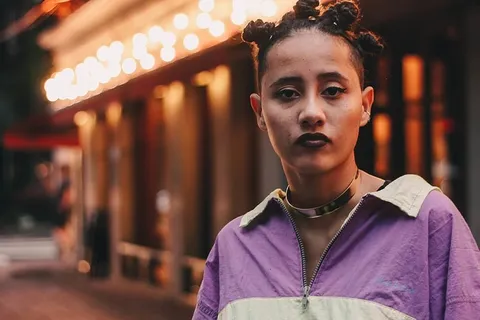 穿紫色上衣的女人 穿紫色上衣的女人