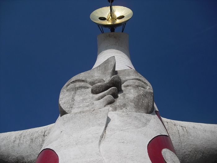 太阳塔，世界博览会，冈本太郎，低角度视图，天空，人体表现，雕塑，蓝色