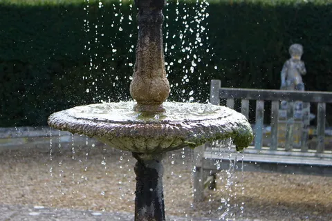 英国，伯里圣埃德蒙兹，卡尔福德学校，水滴，长凳，水，飞溅，森林