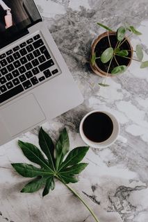 大理石桌上的苹果MacBook 大理石桌上的苹果MacBook