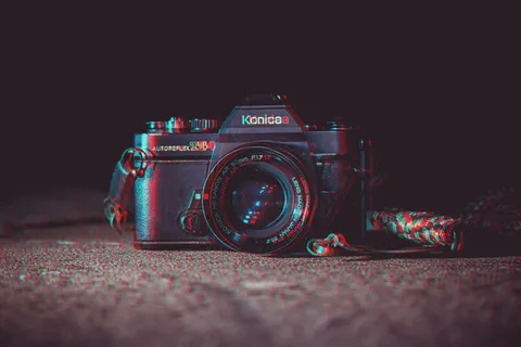 黑色柯尼卡数码单反相机的浅焦点摄影