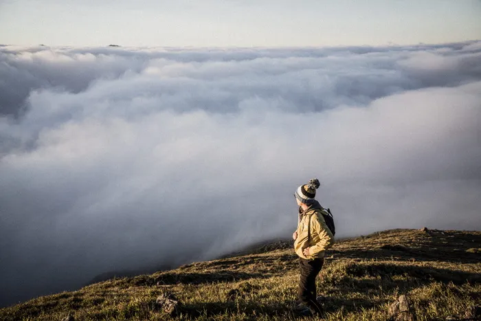 站在山顶上的人