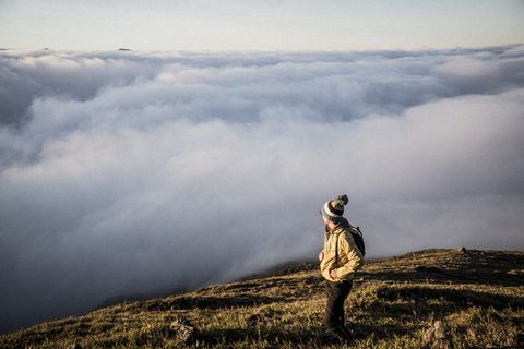 站在山顶上的人