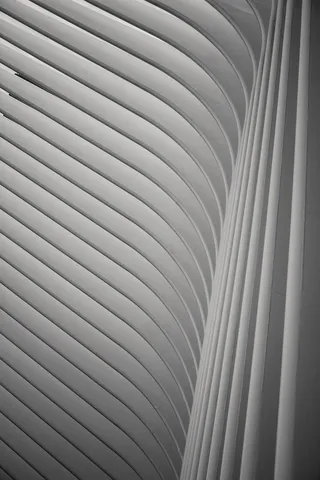 白色拱门的极简摄影