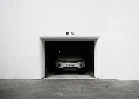 银色路虎揽胜SUV停在车库内