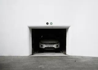 银色路虎揽胜SUV停在车库内