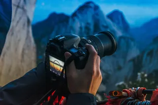 手持单反相机的人