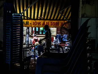 蓝色塑料椅子和一个女孩