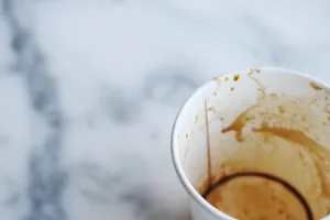 白色一次性杯子的移轴镜头摄影