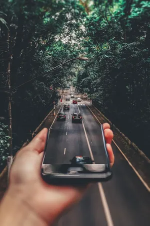 智能手机下方道路上行驶汽车的强制透视摄影