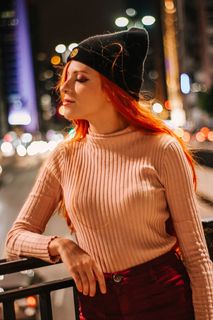 站在栏杆上拿着的女人